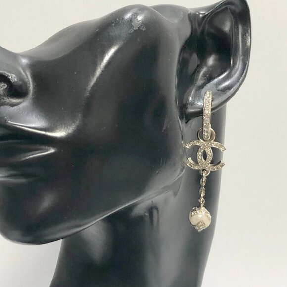 CHANEL CC Logos Rhinestone Star Drop Hoop Earrings Gold Tone C23K Auth w/Box - Picture 1 of 8